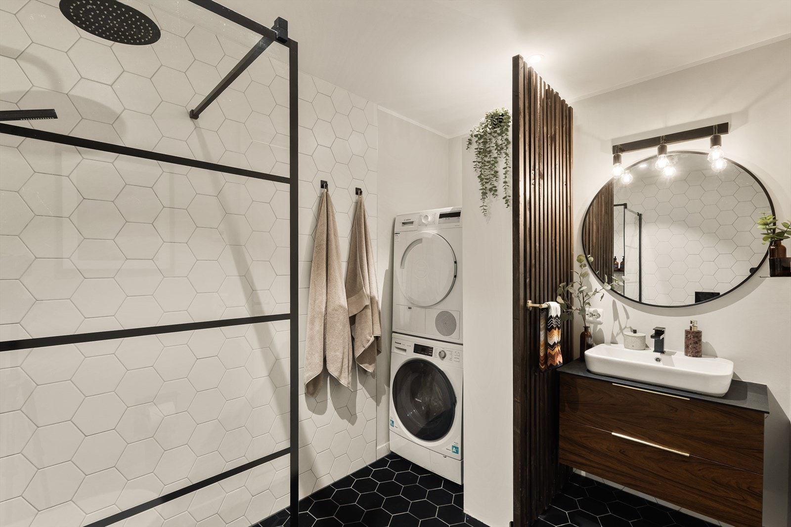 Stort og delikat flislagt bad/vaskerom i 2. etasje med elektriske varmekabler i gulv. Galleribilde