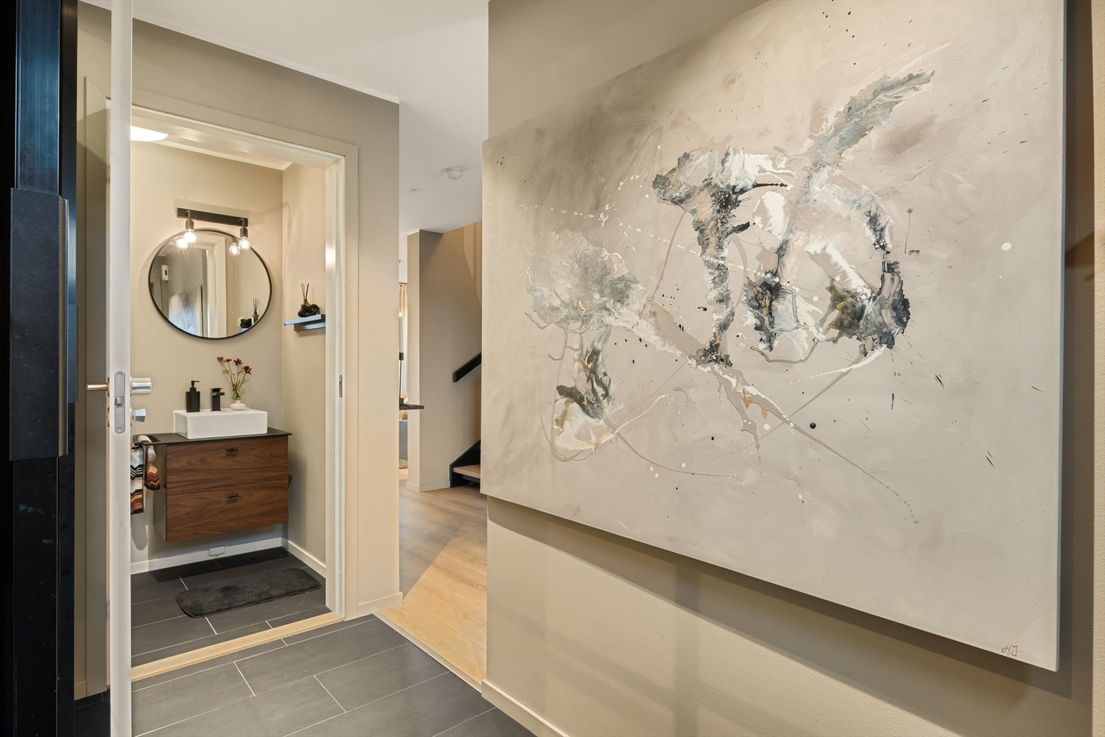 Fra entré er det også inngang til toalettrom, perfekt med små barn. Galleribilde