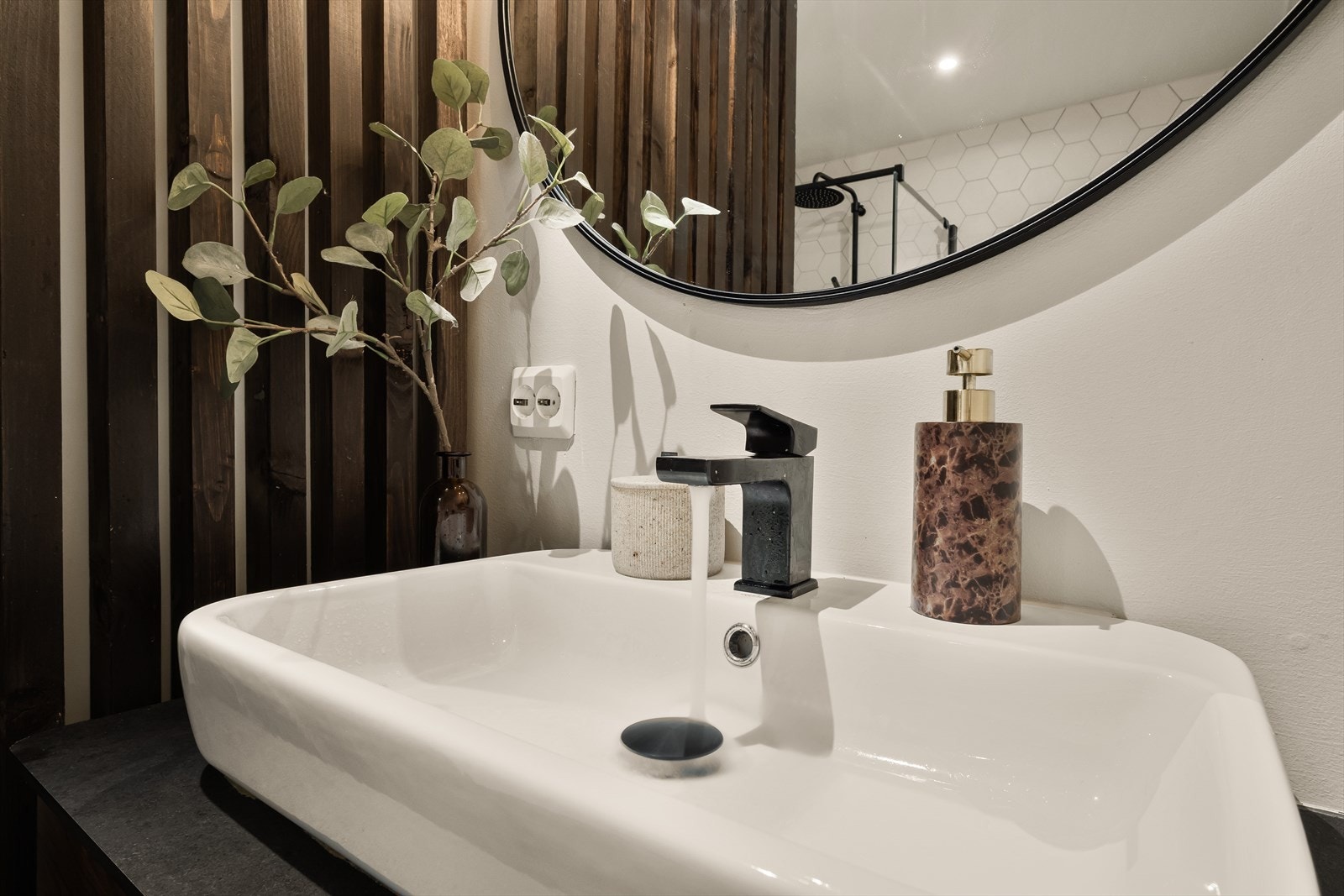 Rommet fremstår moderne og velholdt. Galleribilde