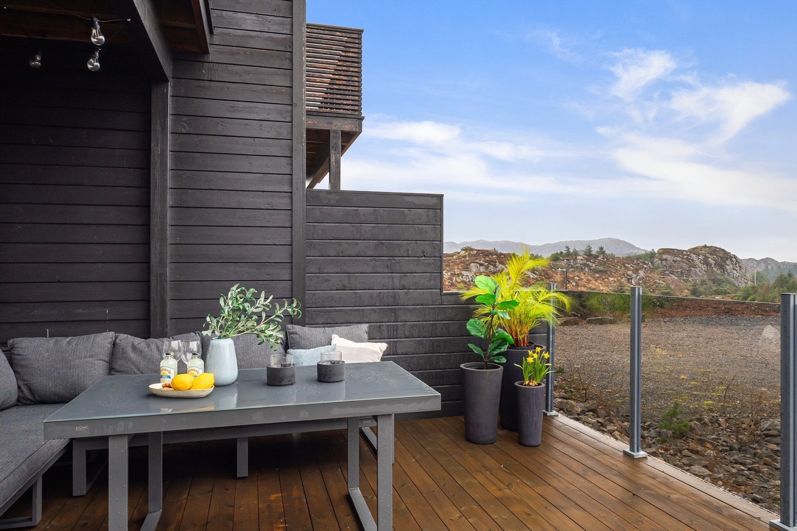 Fra stue/spisestue er det utgang til den store terrassen. Terrassen fungerer som en naturlig forlengelse av stuen i sommerhalvåret og gir flotte rammer for avslapning og sosiale sammenkomster. Galleribilde