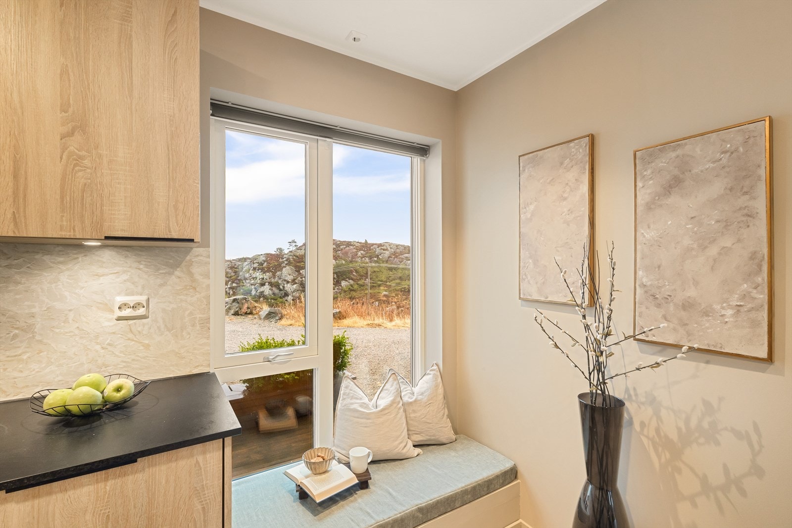 I tilknytning til kjøkkenet finnes også en hyggelig lesekrok, perfekt for en kaffepause eller for selskap under matlagingen. Galleribilde