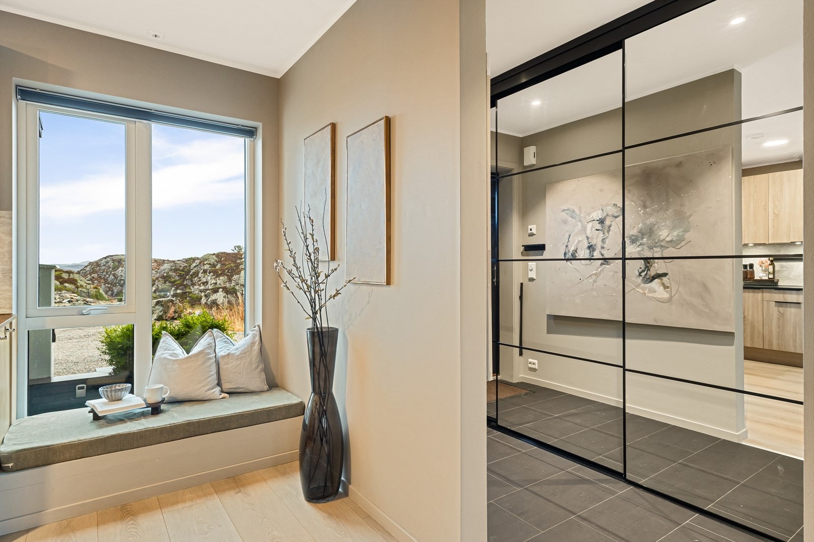 Fra entré kommer man rett inn på kjøkkenet. Galleribilde