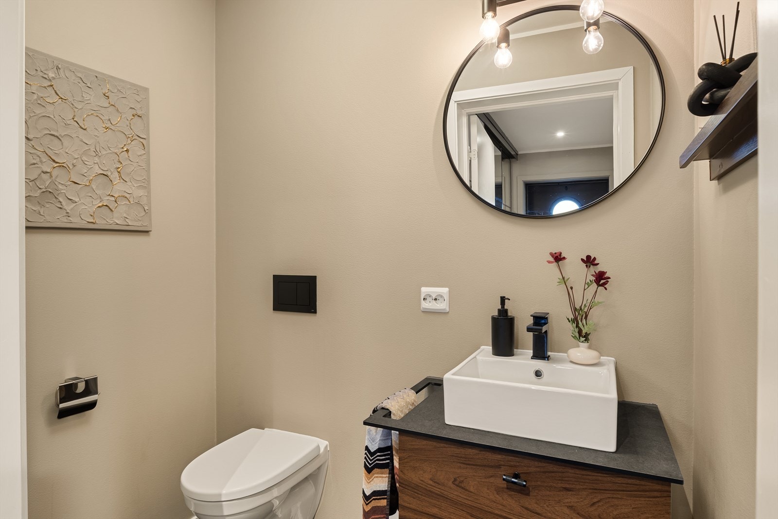 Praktisk toalettrom i 1. etasje ved entré. Perfekt for gjester. Galleribilde