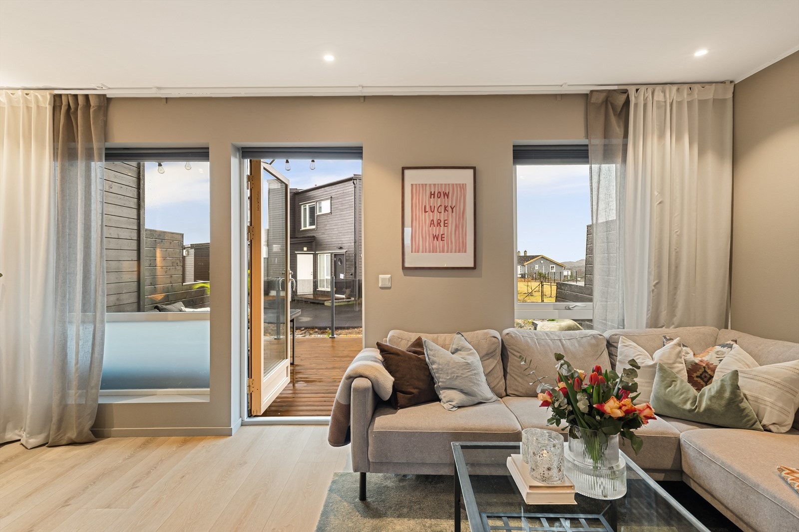 Flere vindusflater sørger for rikelig med naturlig lysinnslipp og gir rommet en lys og luftig atmosfære. Galleribilde