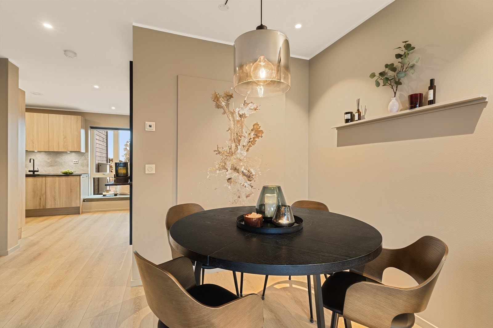 Spisestuen har god plass til et stort spisebord. Galleribilde