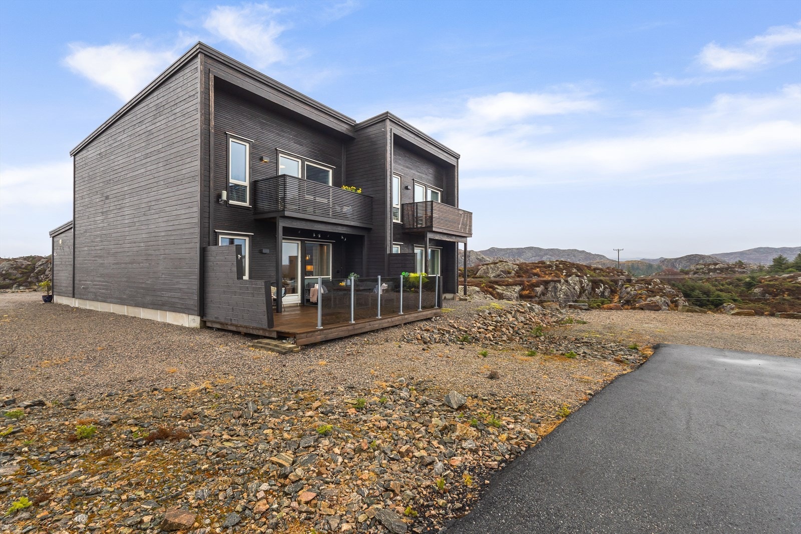 Det medfølger biloppstillingsplass på felles tomt. Galleribilde