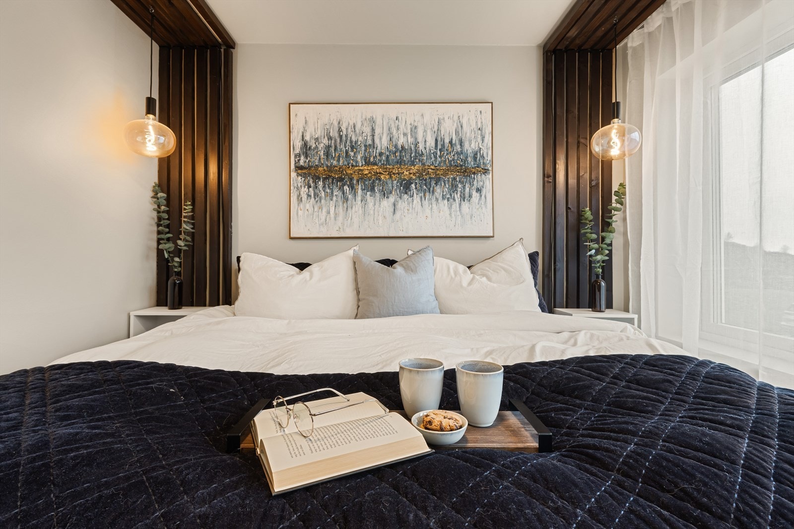 Dekorative spilevegger på hver side av sengen tilfører rommet et moderne og eksklusivt preg. Galleribilde