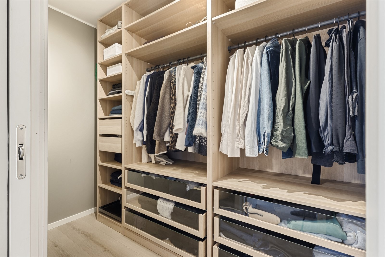 Fra hovedsoverommet er det direkte adkomst til et walk-in closet med gode oppbevaringsmuligheter. Galleribilde