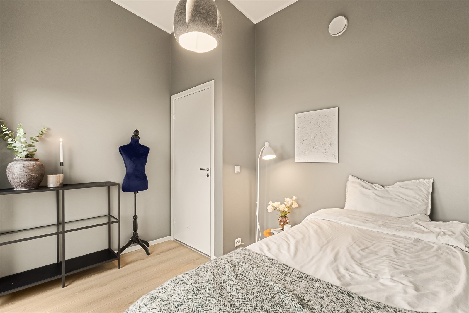 Soverom to har fin størrelse og plass til seng og oppbevaring. Galleribilde