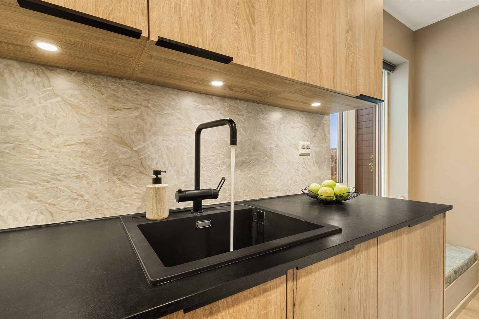 Kjøkkenet er utstyrt med integrerte hvitevarer som oppvaskmaskin, kjøl/frys, stekeovn og induksjonstopp. Galleribilde