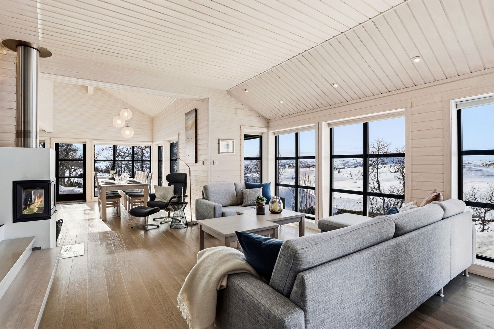 Oppholdsrommene er lyse og fine med en herlig atmosfære Galleribilde