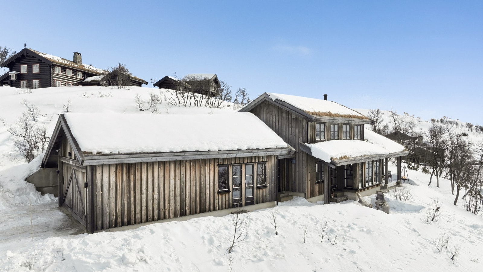 Dobbel garasje med full takhøyde og elbil-lader. Stilige låvedører som skyves til side. Galleribilde