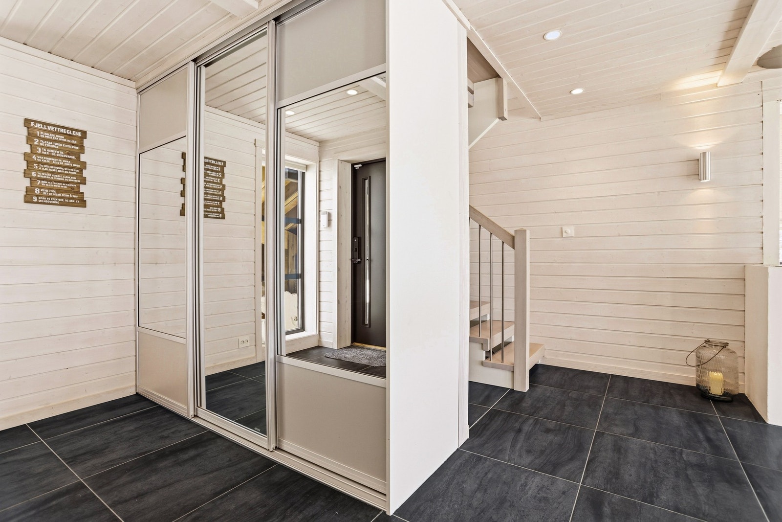 I entréen er det godt med oppbevaringsplass til yttertøy og sko, blant annet i skyvedørsgarderobe fra Langlo med bredde på 220 cm Galleribilde