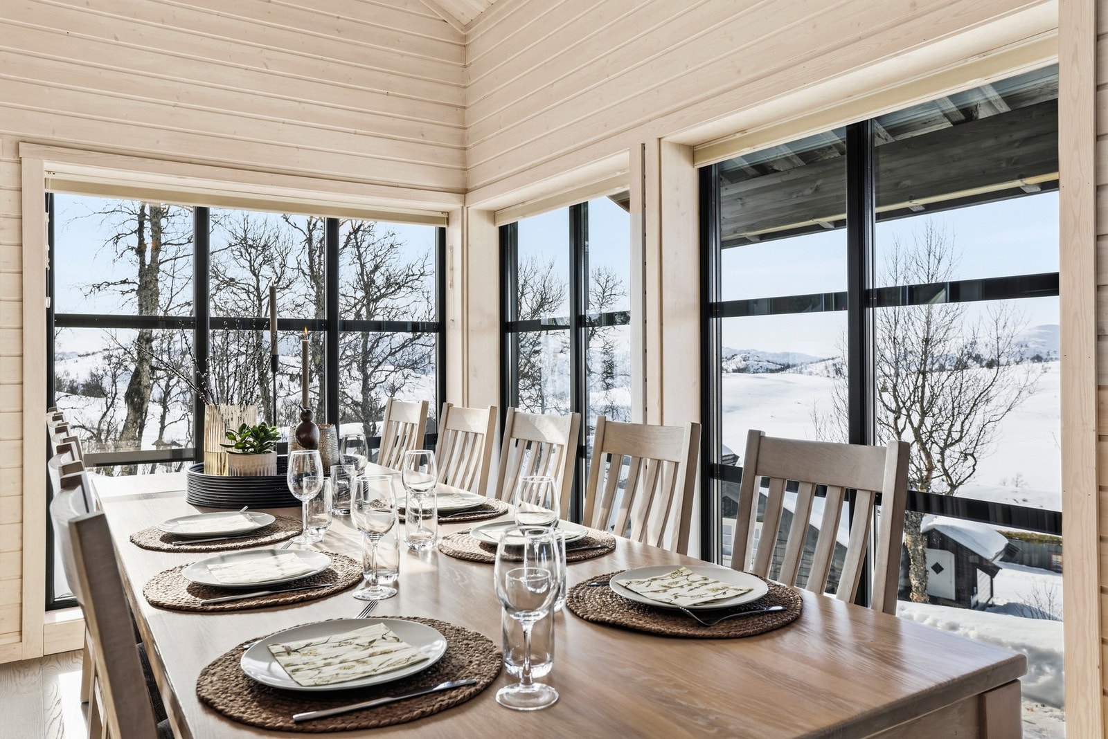 Spisebordet kan forlenges til 16 personer med ileggsplater Galleribilde