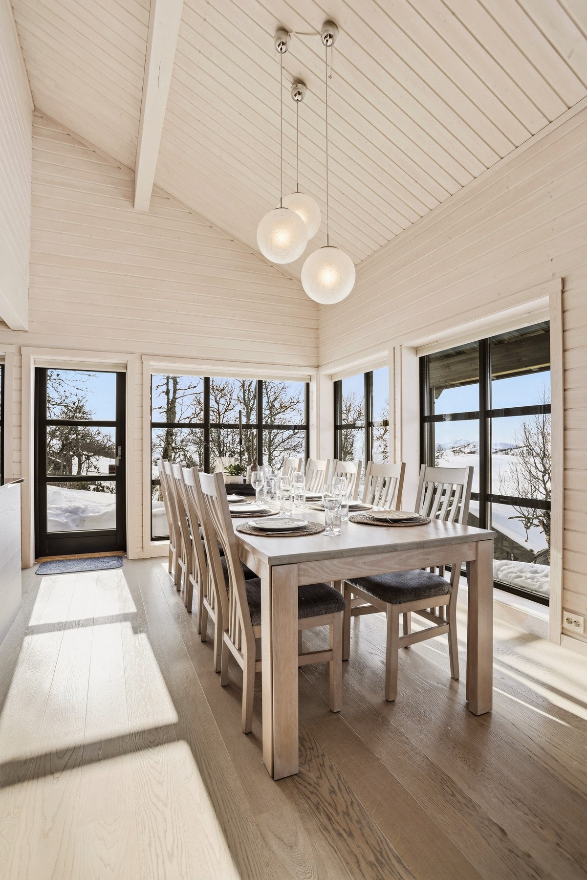 Spisegruppen er et naturlig samlingspunkt for familien og ligger hyggelig plassert ved kjøkkenet med utsikt over fjelltopper og vannspeil i skjønn harmoni Galleribilde