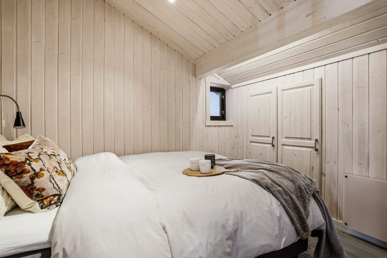 Soverom III er innredet med dobbeltseng og innebygde skap Galleribilde