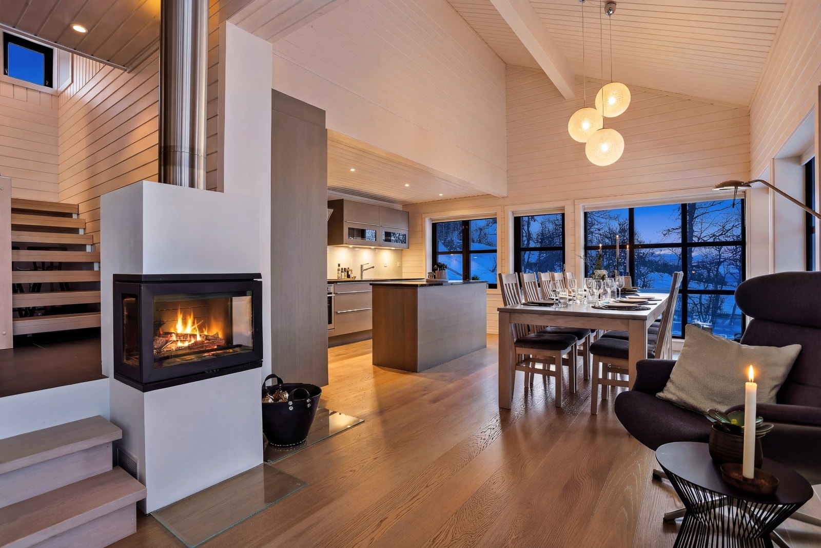 Peisovnen er fra Jøtul, og er sentralt plassert mellom stue og kjøkken. Her kan man nyte synet av flammene både fra sofakroken og spisebordet Galleribilde