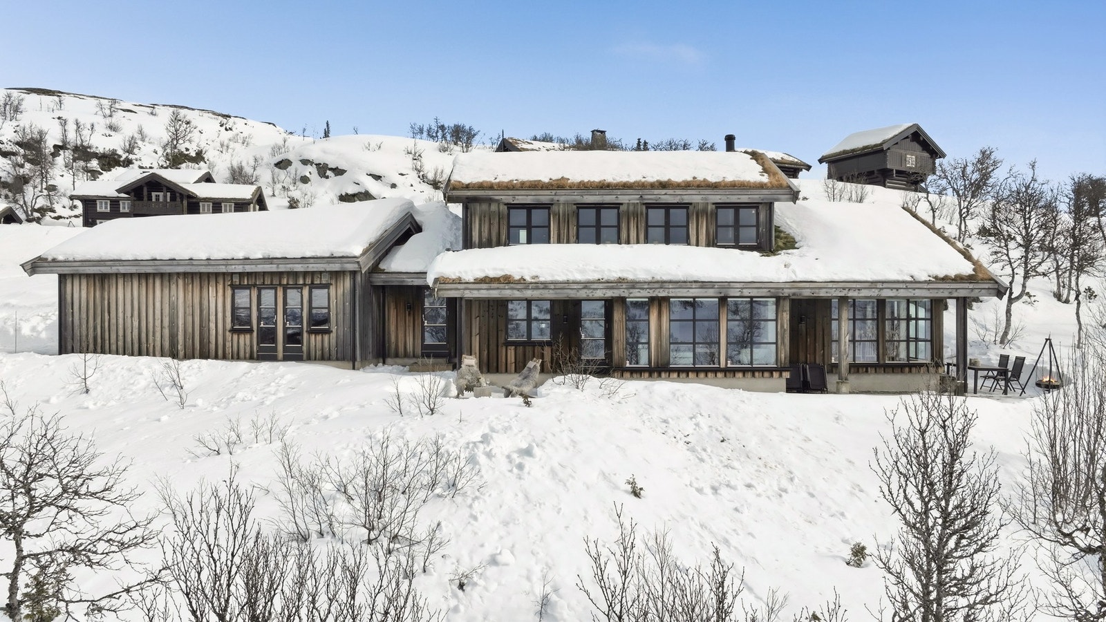 Eiendommen ligger vestvendt og har svært gode solforhold slik at man kan nyte solen i hytteveggen fra morgen til kveld hele året Galleribilde