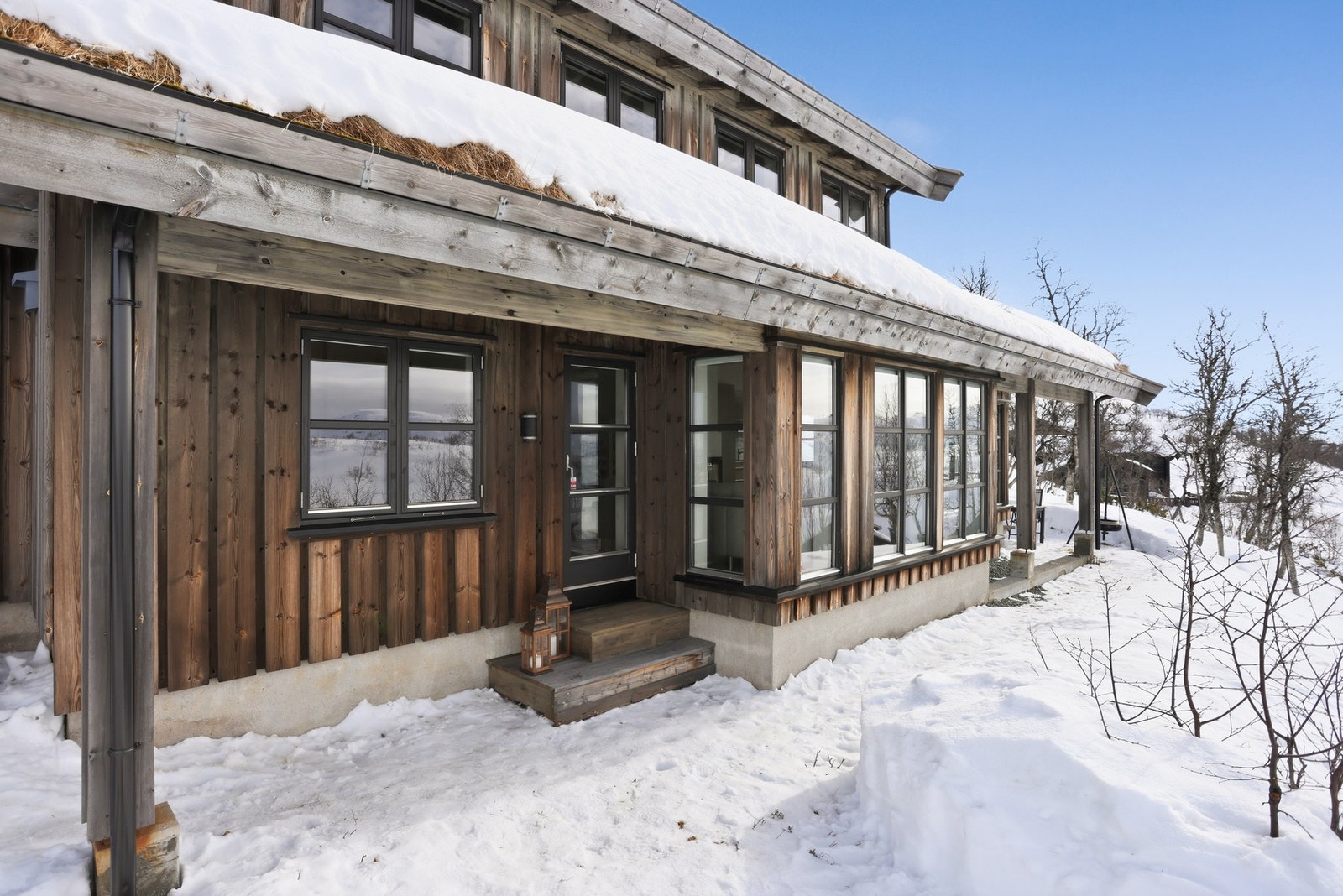 Hyttas fasade er behandlet med jernvitrol noe som gir en vedlikeholdsfri fasade med et værbitt utseende Galleribilde