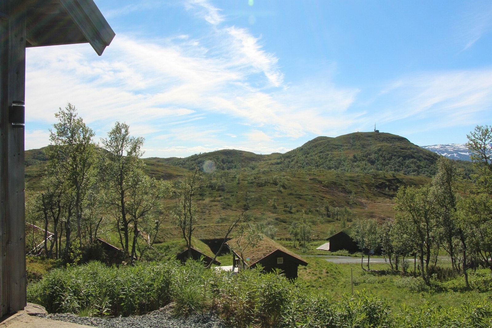 Fra hytta på sommerstid. Eiendommen ligger like flott til både sommer og vinter (privat bilde) Galleribilde