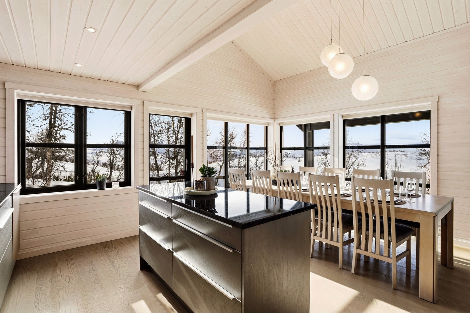 Kjøkkenet har forøvrig godt med skap og benkeplass. Praktisk kjøkkenøy som gjør matlagingen ekstra sosial Galleribilde