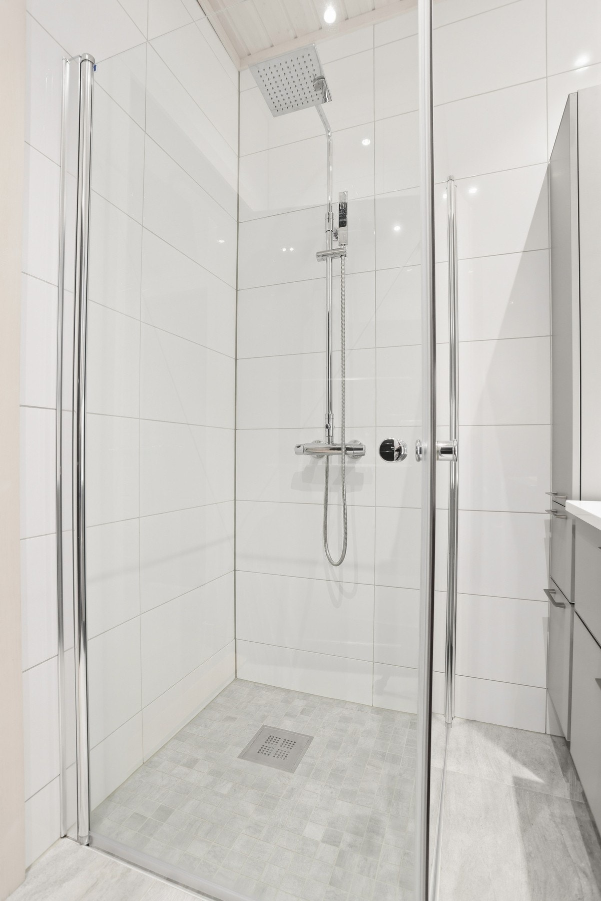 Flislagte overflater og downlights i himling Galleribilde