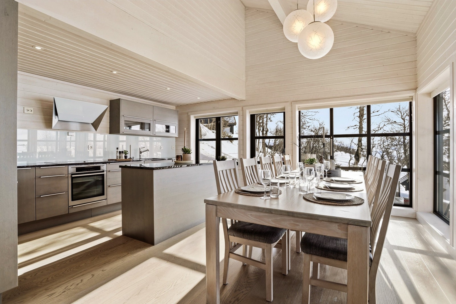 Hytta har energistyring fra Sensio som gjør at man kan fjernstyre temperaturen i de fleste rom i hytta via app Galleribilde