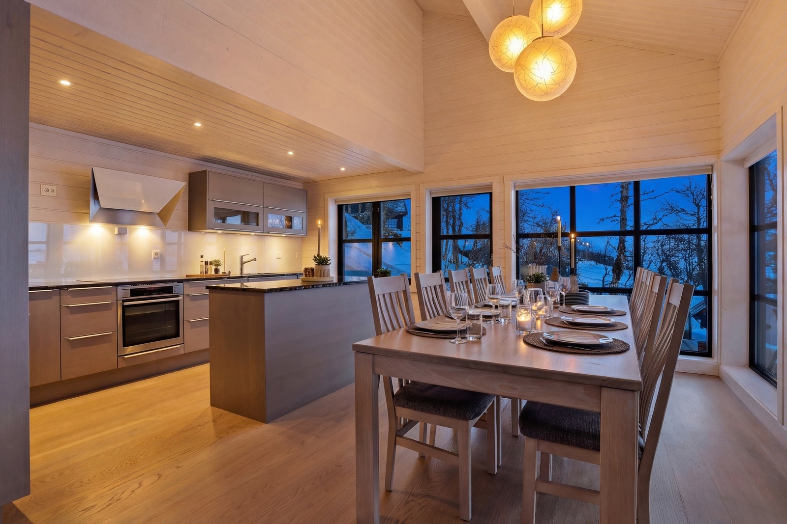 Romslig kjøkken med innredning fra Sigdal. God plass til spisegruppe Galleribilde