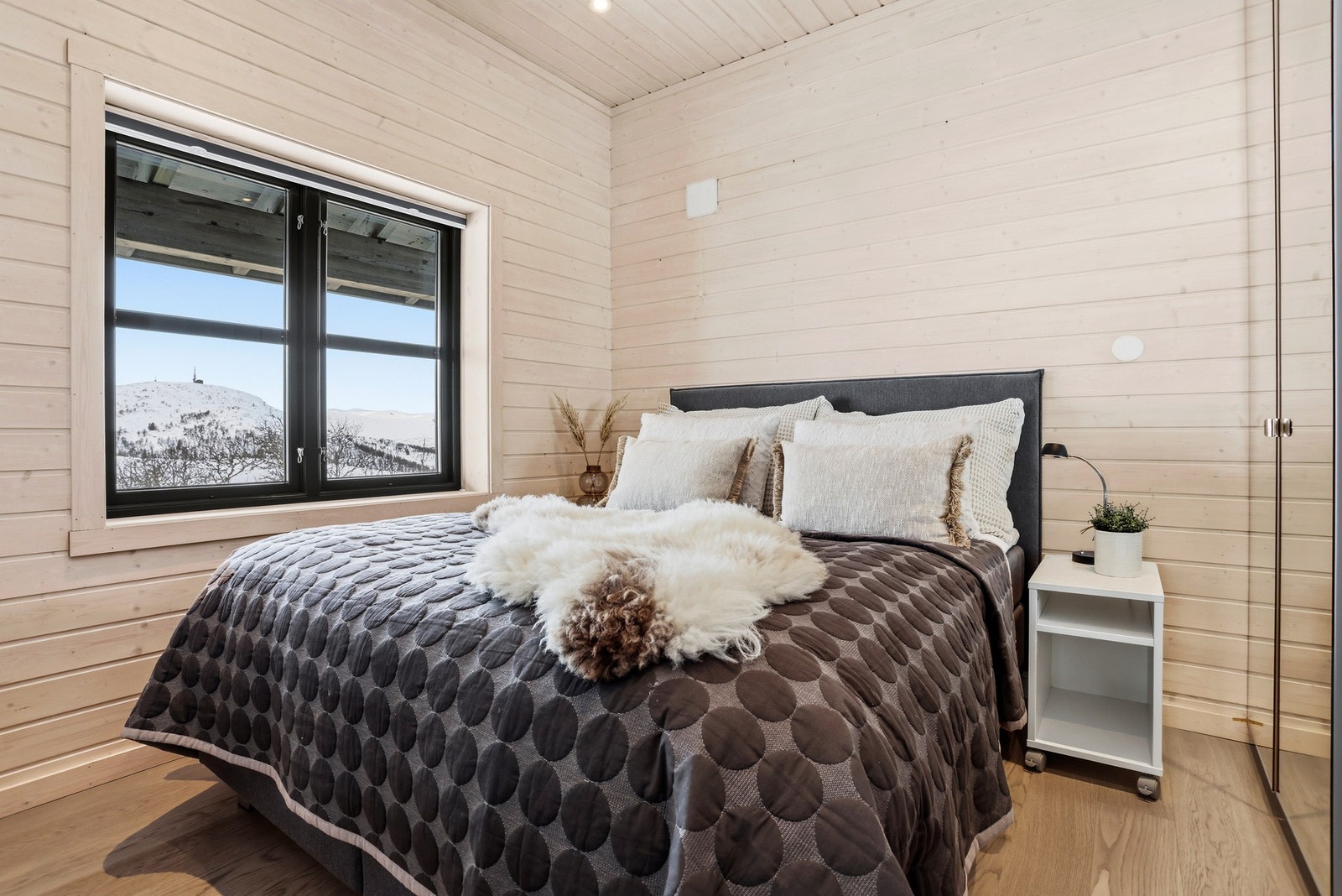 Hovedsoverommet ligger i 1.etasje og har god plass til dobbeltseng. Rommet har også garderobeskap med speildører Galleribilde