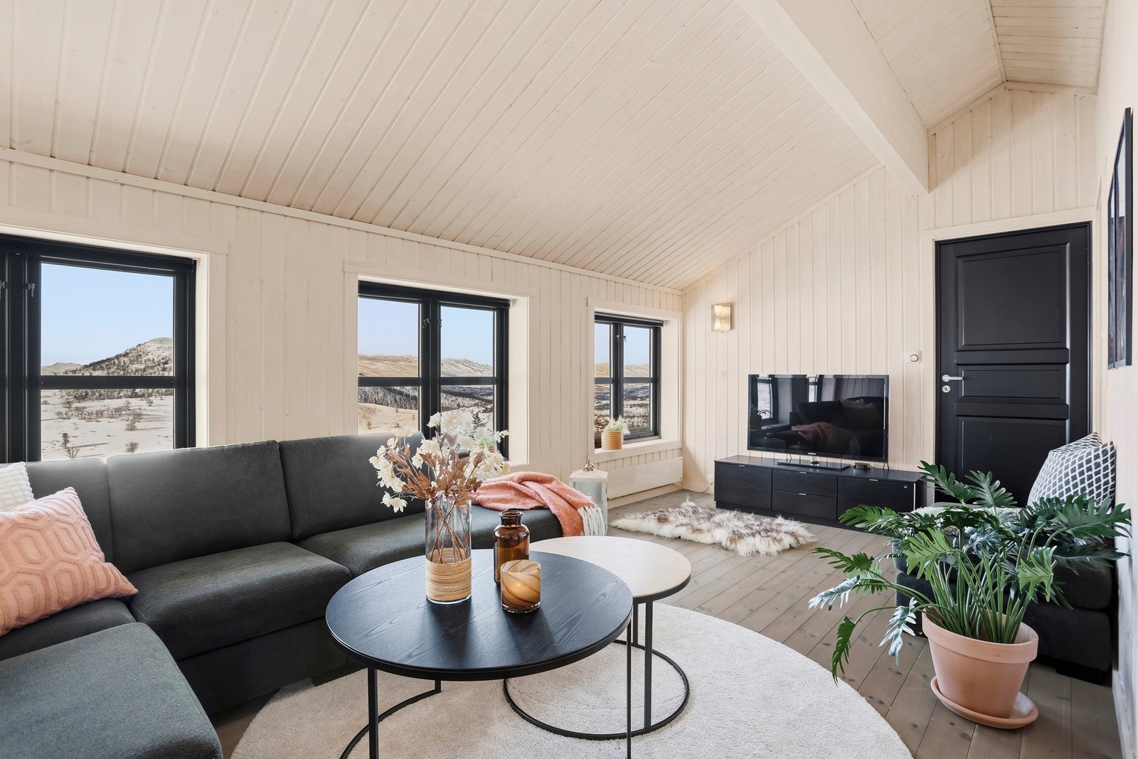 Fra loftstue har du panoramautsikt. God plass til sofagruppen og medialøsning Galleribilde