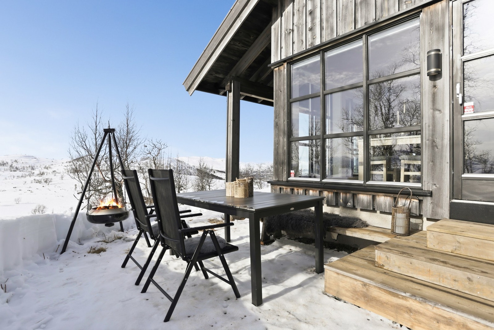 Nordvest ser man Hardangervidda med vakker solnedgang mellom 22:30 og 23:00 om sommeren Galleribilde