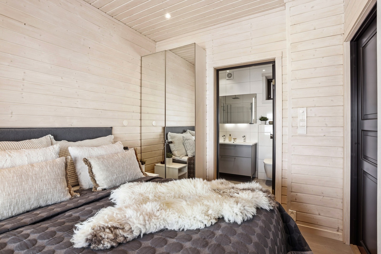 Hovedsoverommet har tilgang til "eget" bad, noe som gjør det til et skikkelig master bedrom Galleribilde