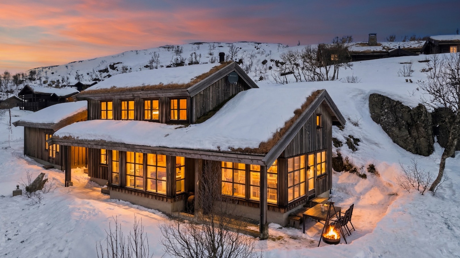 Hytta ligger i Raulands mest attraktive hytteområde med panoramautsikt over bla. Silkedalen, Hardangervidda, Uvatn og Vierli Galleribilde