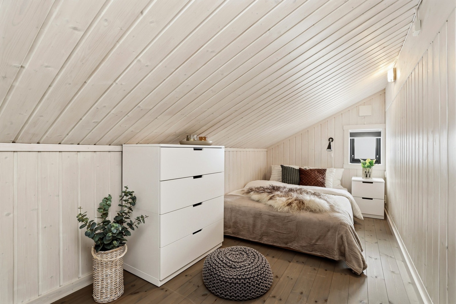 Hems innredet med dobbeltseng og tilhørende møblement (Ikke godkjent som soverom) Galleribilde