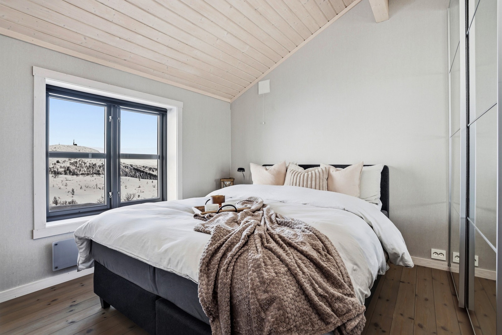 Soverom II er innredet med dobbeltseng og skyvedørsgarderobe Galleribilde