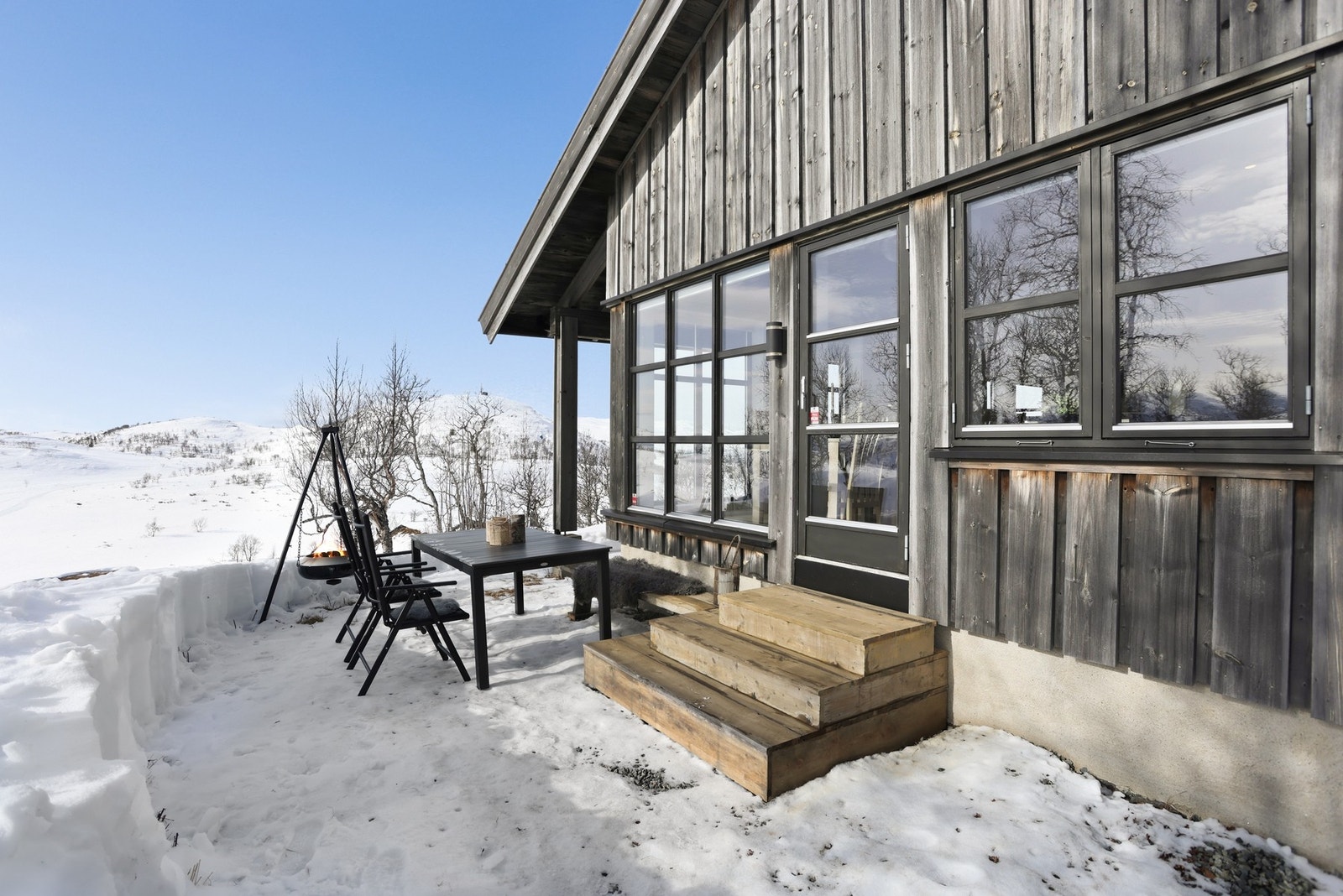 Her er det mange fine sitteområder for ulike aktiviteter som soling, grilling, vaffelsteking, bålpanne osv. Galleribilde