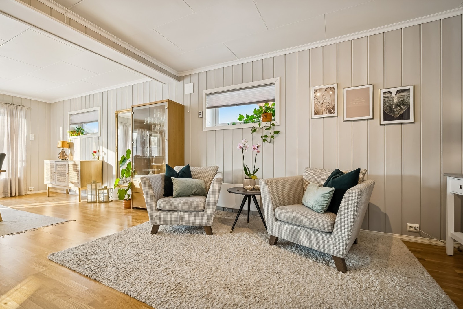 Stuen er holdt i rolige og tidløse fargetoner Galleribilde