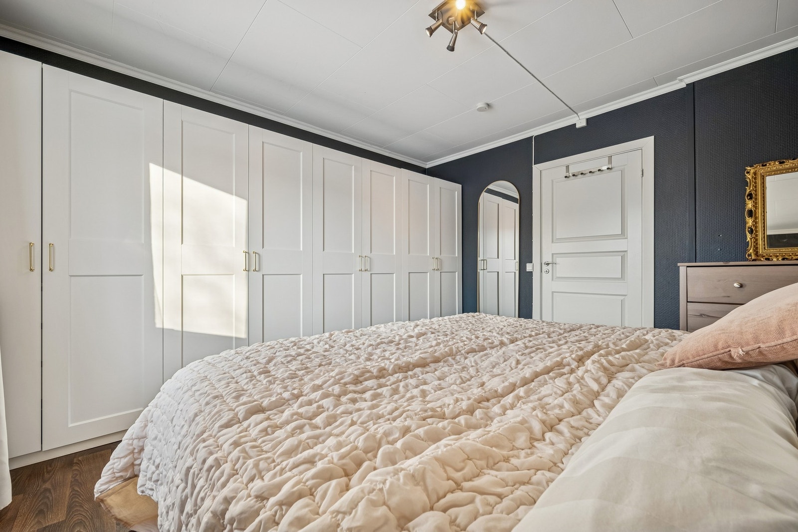 På dette rommet er det en stor og praktisk garderobe fra Ikea Galleribilde