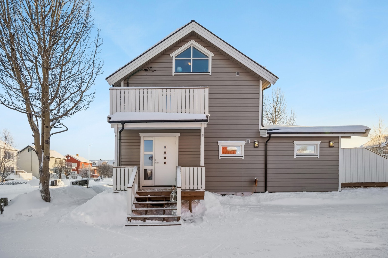 Velholdt fasade med omfattende oppgraderinger: nytt yttertak, utvendig etterisolering og ny liggende kledning fra 2016. De fleste vinduer er skiftet i perioden 2011-2016. Galleribilde