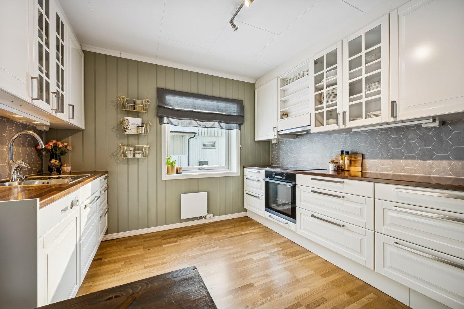 Tidløst kjøkken med integrert oppvaskmaskin, komfyr og platetopp Galleribilde