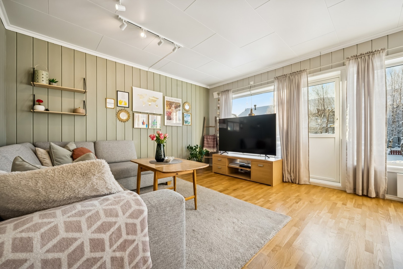 Fra stuen er det utgang til solrik terrasse og hage Galleribilde