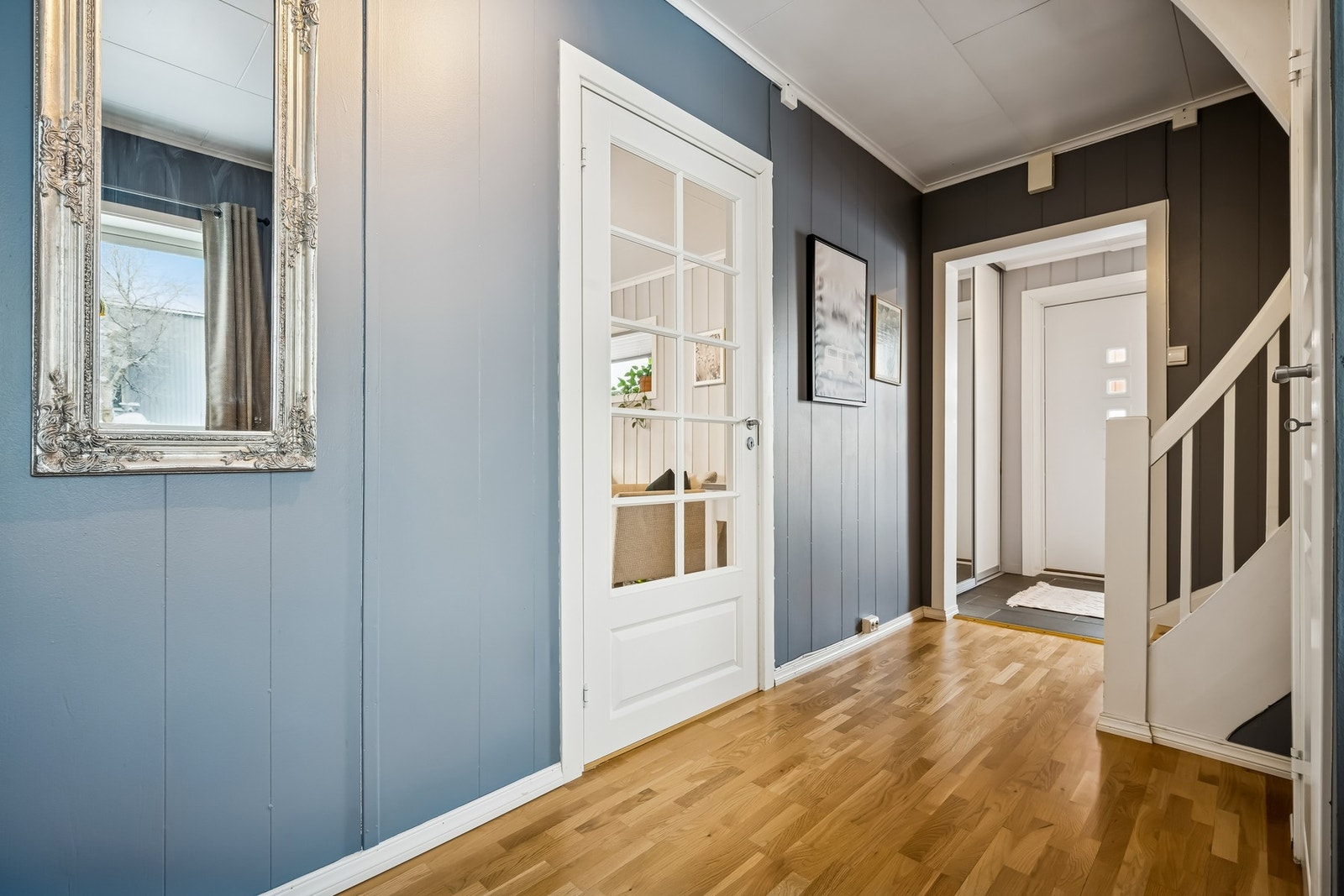 Hallen har adkomst til stuen via dør, som gir en fin mulighet til å skjerme for lyd Galleribilde