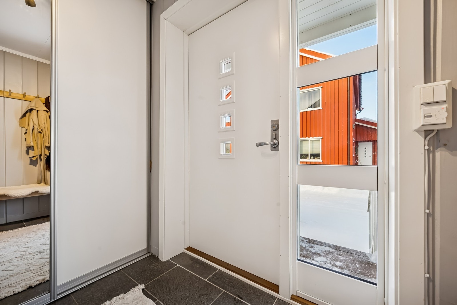 I vindfanget finner du en praktisk skyvedørsgarderobe for oppbevaring Galleribilde