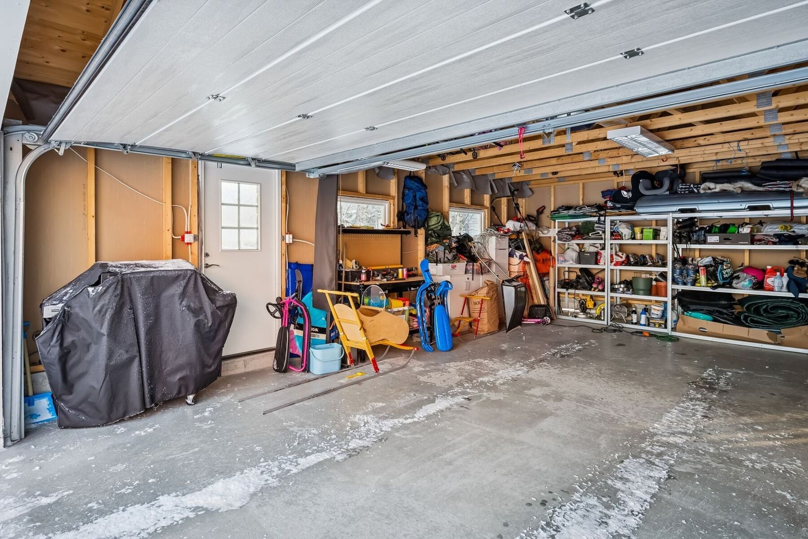 Også i garasjen fra 2019 er det god oppbevaringsplass Galleribilde