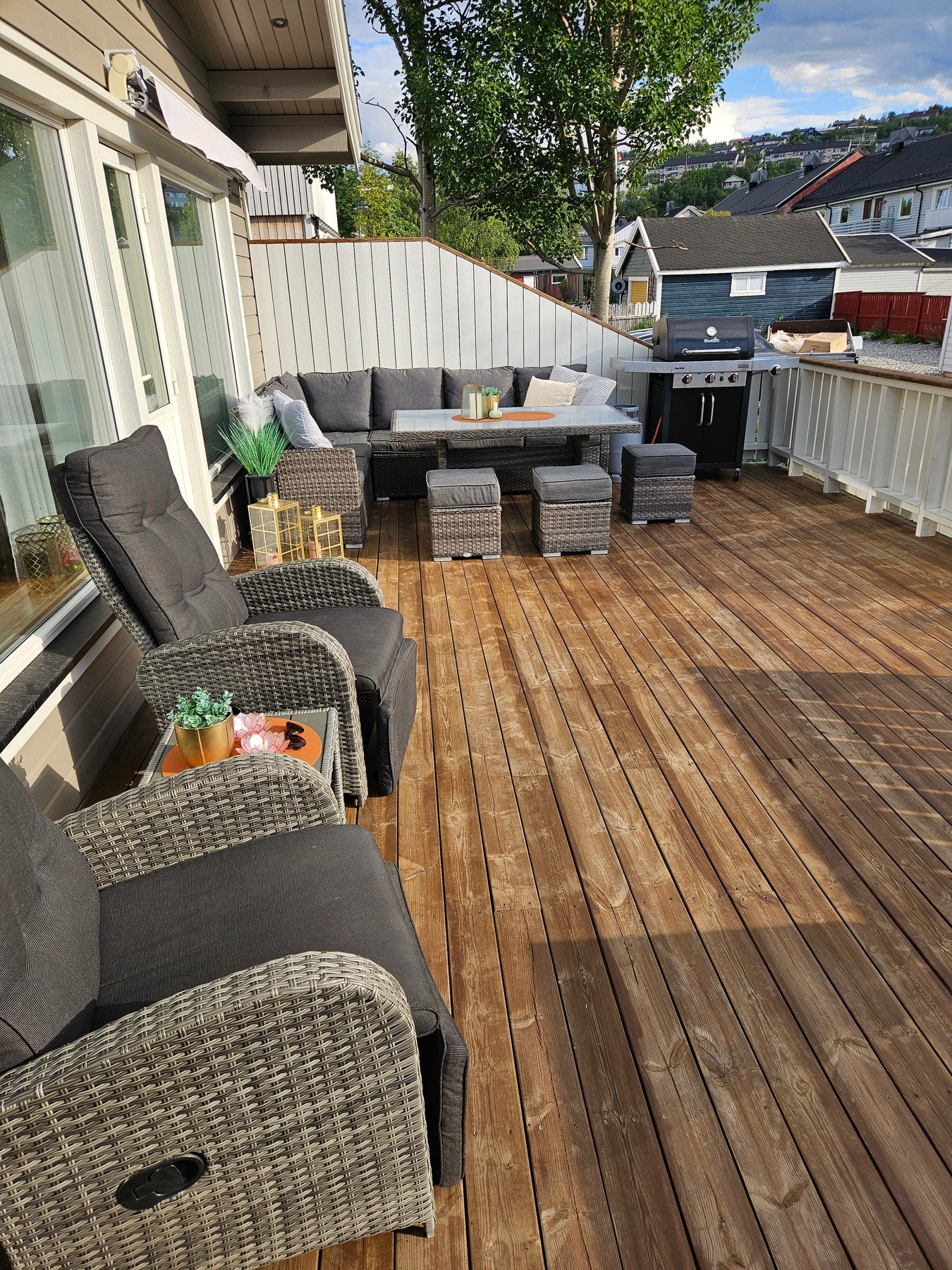 God plass til både spisegruppe og loungemøbler Galleribilde