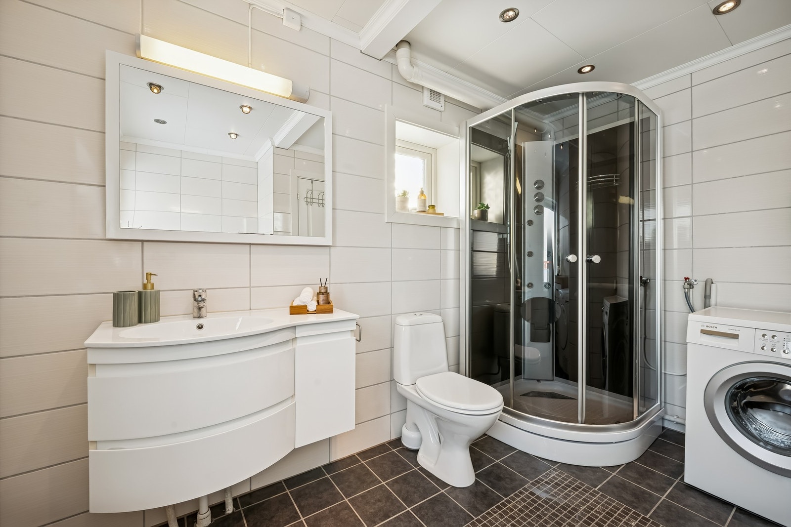 I 2.etg. finner du et fint og moderne bad med dusjkabinett, tidløs baderomsinnredning, toalett og opplegg for vaskemaskin Galleribilde