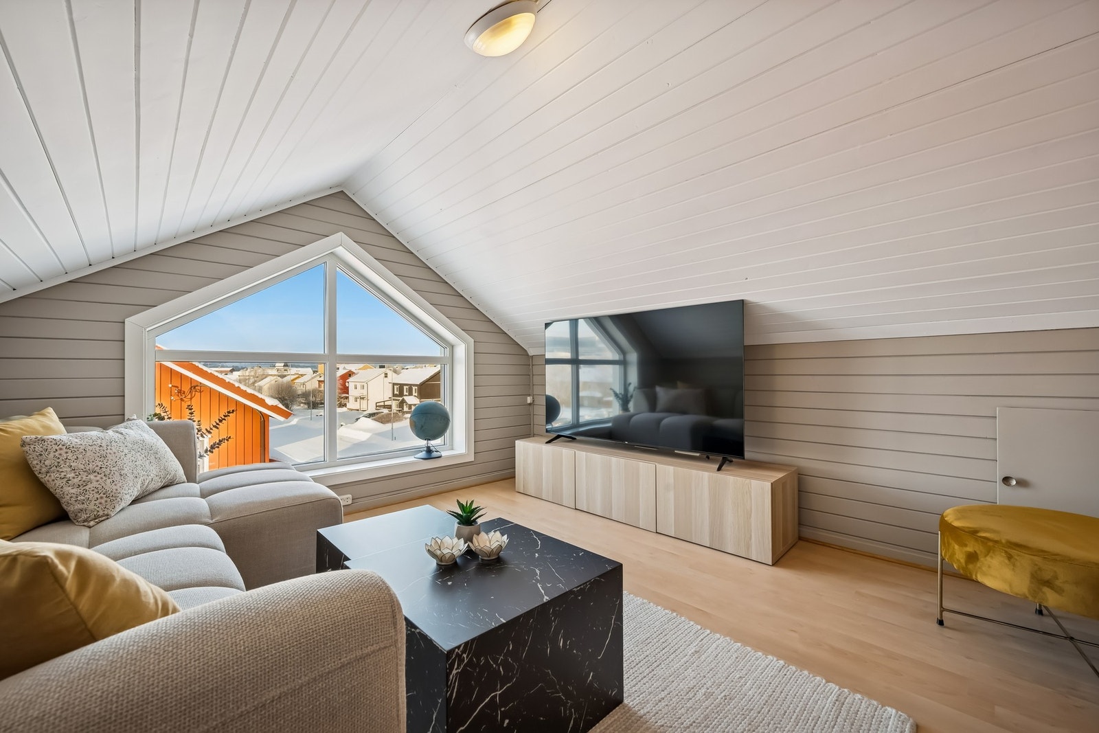 Romslig oppholdsrom på loftet som enkelt kan tilpasses familiens behov: ungdomsrom, chill-sone eller kreativt rom Galleribilde