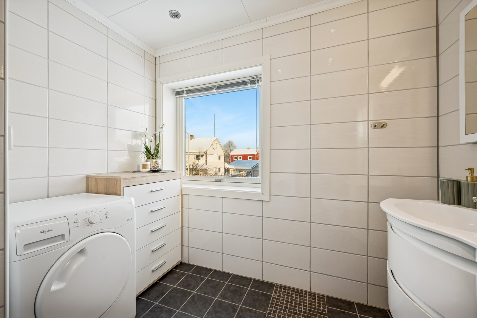 Det er også plass til ekstra oppbevaring på badet Galleribilde