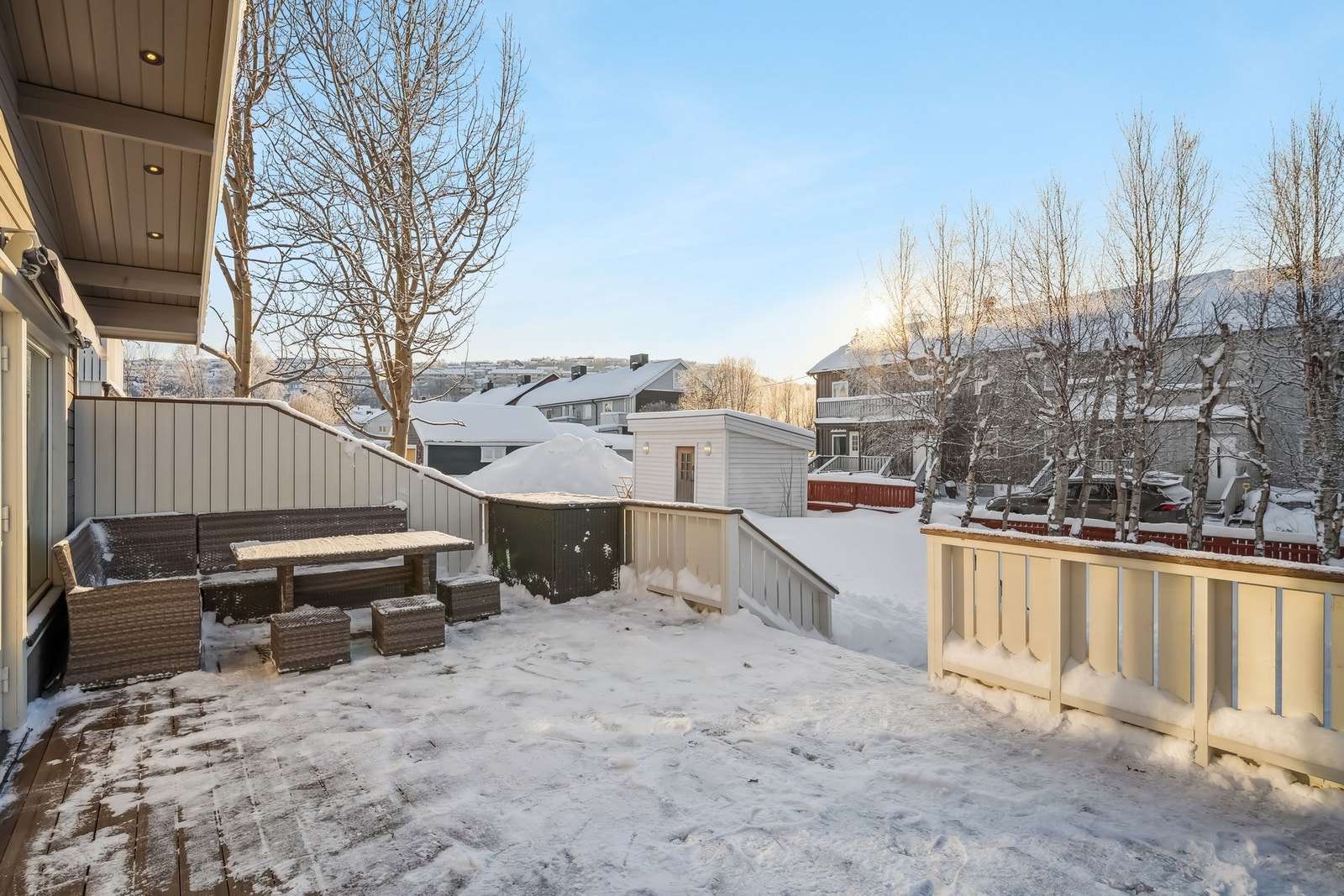 Romslig terrasse med flotte solforhold fra morgen til kveld Galleribilde
