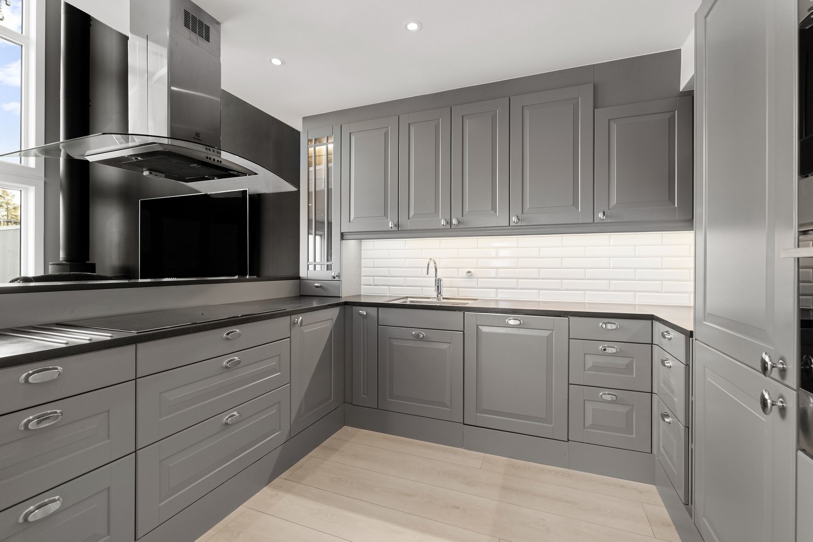 Stilrent kjøkken med god skap- og benkeplass. Galleribilde